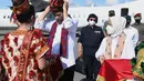 Iriana Jokowi mendampingi Presiden Joko Widodo untuk melakukan kunjungan di Wakatobi. Setibanya di Wakatobi, Presiden Jokowi dan Iriana Jokowi dikalungi kain tenun Wakatobi yang memberikan aksen pada perpaduan kemeja putih lengan panjang dan celana hitam. (Sekretariat Presiden)