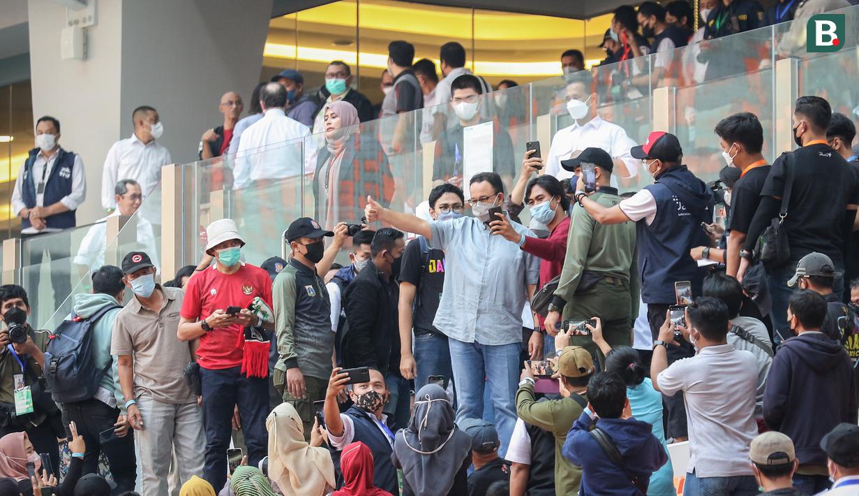 <p>Gubernur DKI Jakarta, Anies Baswedan (tengah) hadir di tengah penonton saat laga pembuka International Youth Championship 2021 antara Bali United U-18 melawan Atletico Madrid U-18 di Jakarta International Stadium, Jakarta, Rabu (13/04/2022). (Bola.com/Bagaskara Lazuardi)</p>