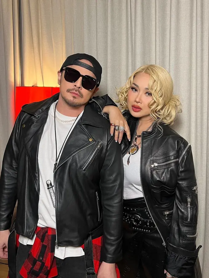 Gaya Kompak Titi Dj dan Sang Bestie Thomas Djorghi Cosplay Rose BLACKPINK-Bruno mars “APT” di Halloween 2024