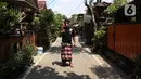 Pecalang berjalan di Kampung Bali, Bekasi, Jawa Barat, Rabu (9/9/2020). Pemerintah Kota Bekasi berencana menjadikan Kampung Bali sebagai destinasi wisata baru dalam bidang budaya. (Liputan6.com/Herman Zakharia)