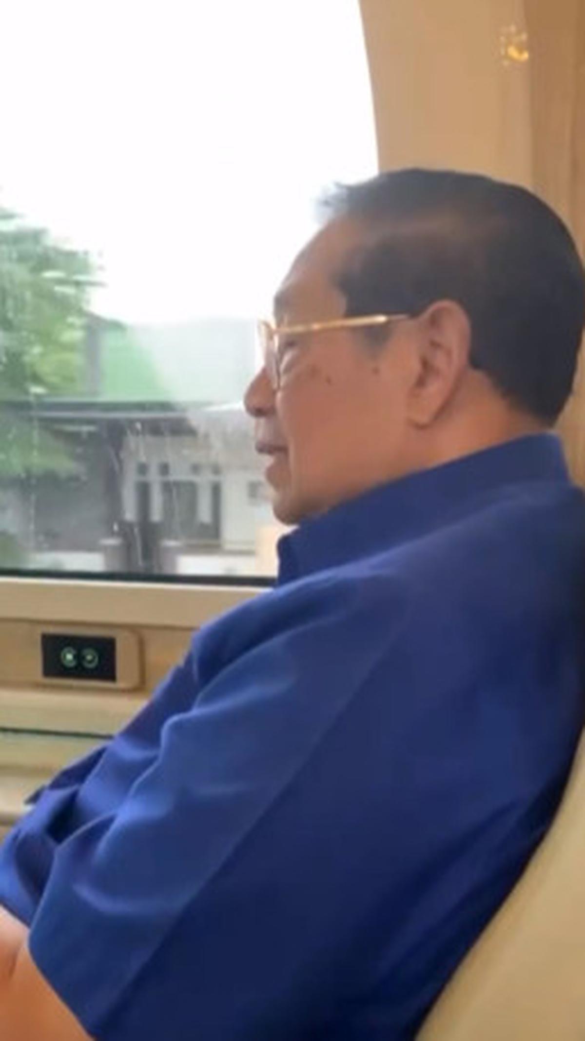 "Aku senang sekali ternyata orang Pacitan kreatif-kreatif. Saya doakan sukses, kabul, salam untuk keluarga," ungkap SBY. <br>