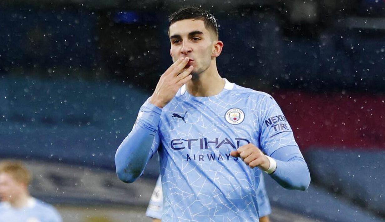 Penyerang Manchester City, Ferran Torres, melakukan selebrasi usai mencetak gol ke gawang Newcastle United pada laga Liga Inggris di Stadion Etihad, Sabtu (26/12/2020). City menang dengan skor 2-0. (Clive Brunskill/Pool via AP)