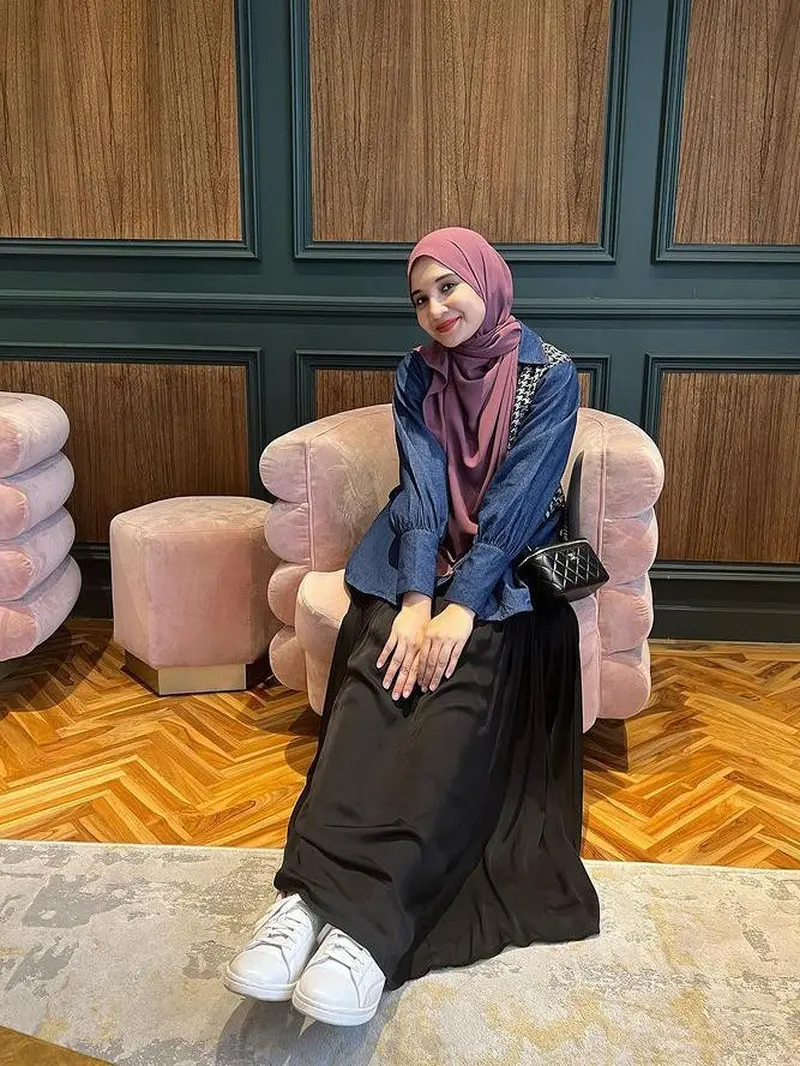 Zaskia Sungkar dan Outfit sederhananya
