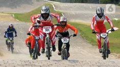 Pembalap beraksi saat final kejuaraan internasional sepeda BMX Indonesia Cup 2023 seri 3 nomor Men Elite di Jakarta International BMX Track, Minggu (23/7/2023). Kejuaraan ini diikuti 150 peserta dari dalam dan luar negeri. (merdeka.com/Imam Buhori)