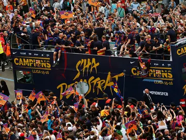 Sejumlah pemain dan staf Barcelona saat merayakan juara Liga Spanyol yang ke-24 diatas bus terbuka di sepanjang jalan Barcelona , Spanyol , 15 Mei 2016. Barcelona memastikan gelar juara setelah menang 3-0 atas Granada. (REUTERS / Albert Gea)