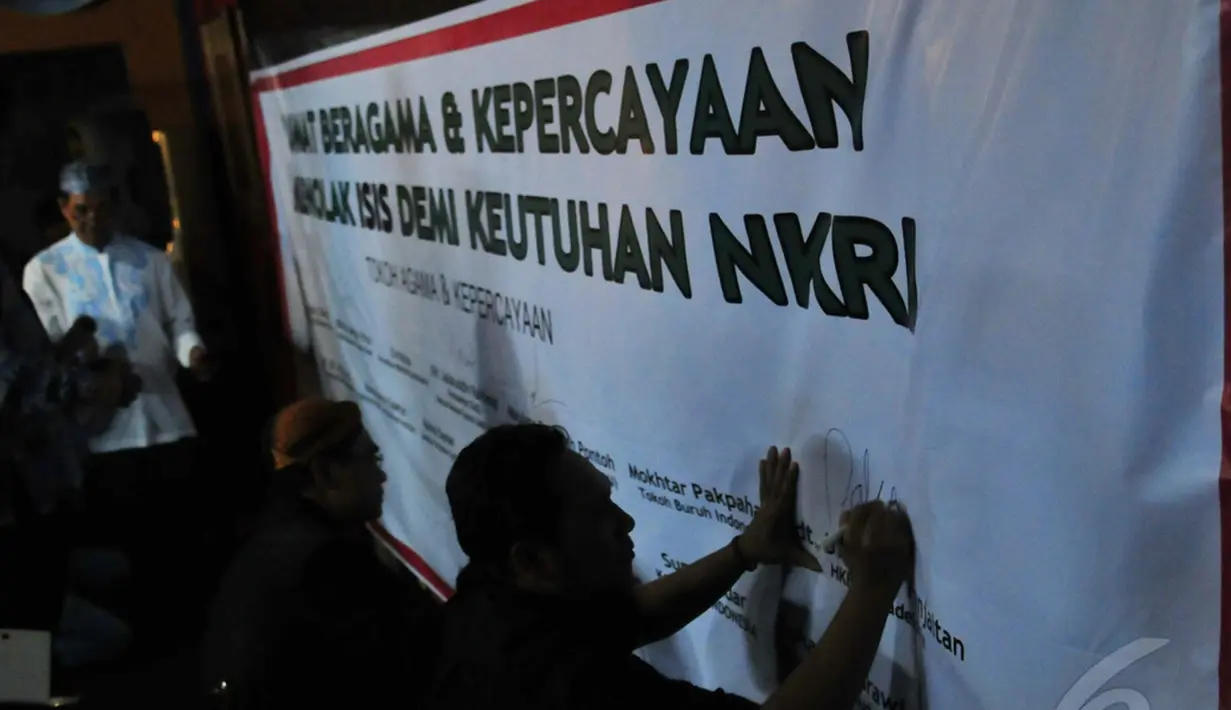 Para tokoh agama dan kepercayaan itu membuat pernyataan bersama menolak ISIS di Indonesia dan menandatangani spanduk penolakan sebagai dukungan menolak ISIS, Jakarta, Senin (04/08/2014) (Liputan6.com/Johan Tallo)