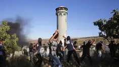 Warga Palestina melempari batu ke arah tentara Israel di Beit Ommar, utara kota Hebron, (25/7/2014). (REUTERS/Mussa Qawasma)