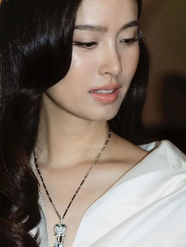 Potret Menawan Nong Poy Kenakan Perhiasan Mahal dari Cartier, Disebut Sama Cantiknya dengan Jisoo BLACKPINK