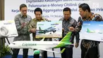 Direktur Distributions Mandiri Hery Gunardi (kedua kiri), SVP Mandiri Thomas Wahyudi (kanan), Dir. Niaga Citilink Andy Adrian (kiri) dan Presdir Rintis Sejahtera Iwan Setiawan menunjukkan kartu e-Money di Jakarta, Kamis (19/10).(Liputan6.com/Angga Yuniar)