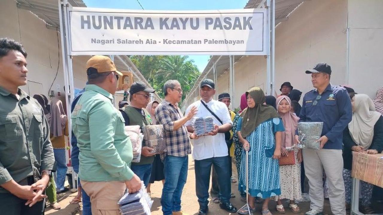 Kemenhut Salurkan Bantuan Perlengkapan Ibadah bagi Penyintas Bencana di Huntara Agam