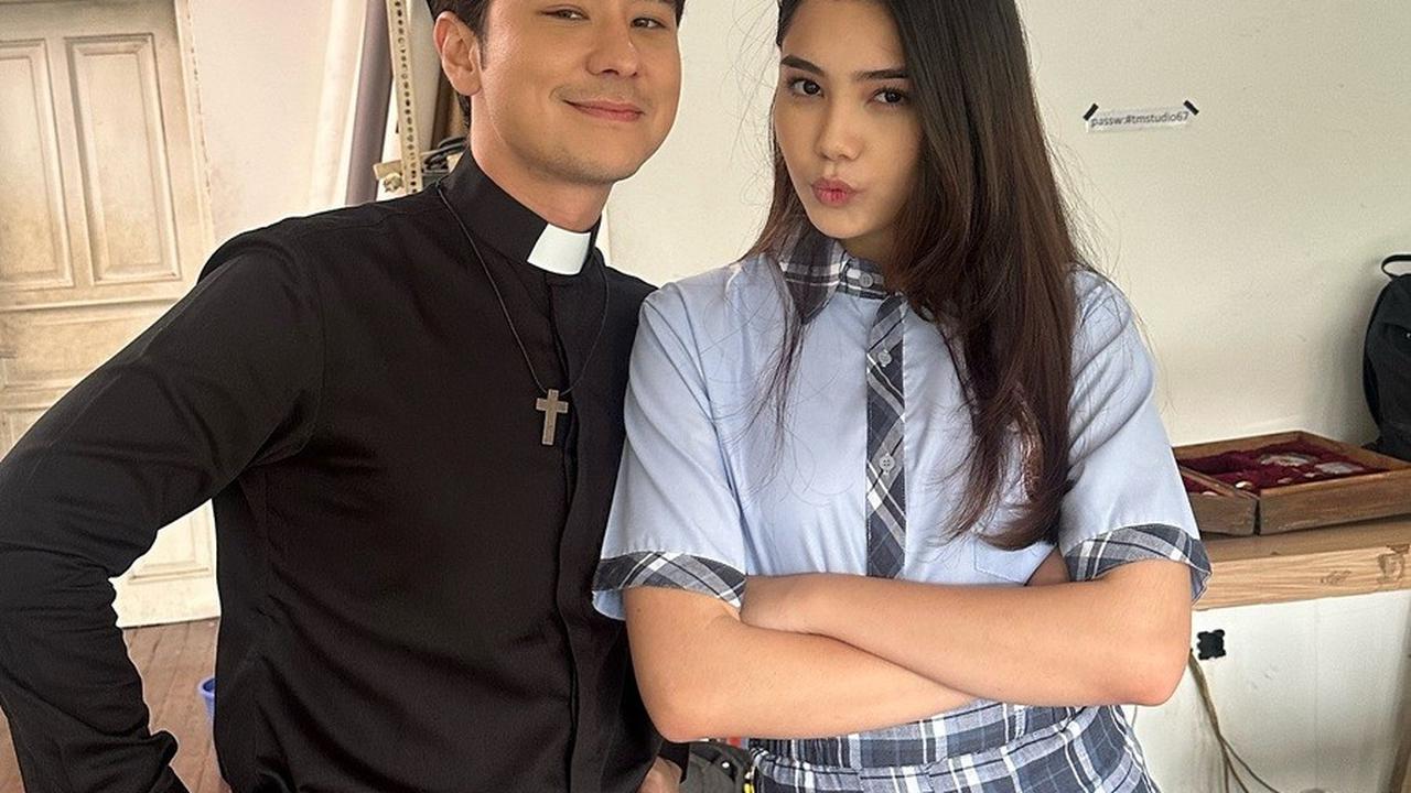 Tak hanya sendirian, Jerome ditemani aktris muda cantik Lea Ciarachel, dan di luar film, keduanya terlihat sangat menggemaskan!<br>