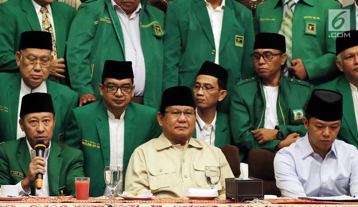 Ketum PPP hasil Muktamar Jakarta, Humphrey Djemat memberikan sambutan didampingi Capres nomor urut 02, Prabowo Subianto di Rumah Kertanegara, Jakarta, Rabu (28/11). PPP hasil Muktamar Jakarta resmi mendukung  Prabowo-Sandiaga. (Liputan6.com/Johan Tallo)