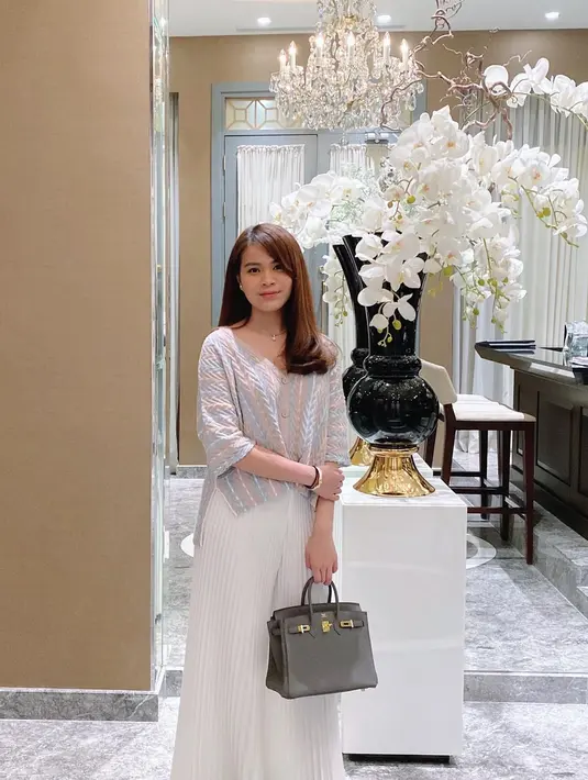 Kali ini, Chen Giovanni memadukan knit blouse, celana plisket, dan tas Hermès Birkin yang dibanderol senilai ratusan juta.
