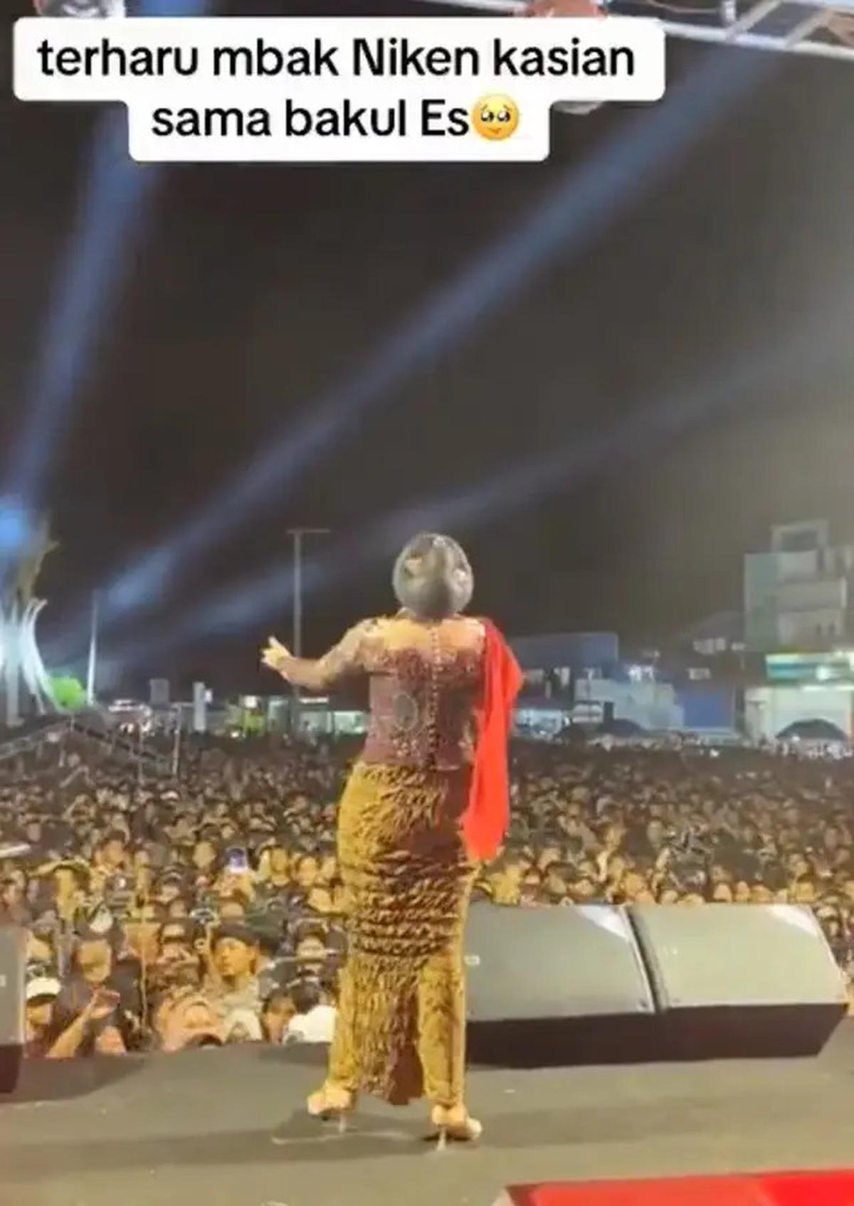 Beda Sikap antara Gus Miftah dengan Penyanyi Niken Salindry saat Ada Pedagang Es Keliling