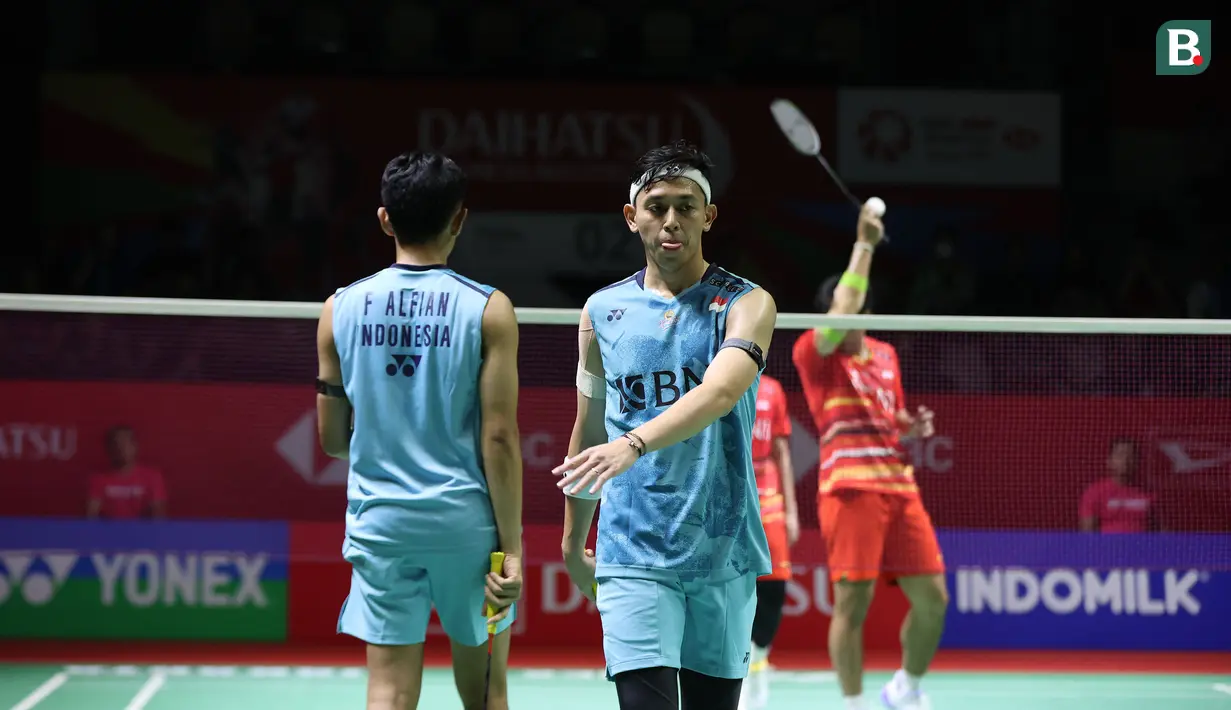 Reaksi kecewa pemain ganda putra Indonesia, Muhammad Rian Ardianto yang berpasangan dengan Fajar Alfian setelah kehilangan poin saat menghadapi sesama pasangan Indonesia, Leo Rolly Carnando/Daniel Marthin pada laga semifinal Daihatsu Indonesia Masters 2024 di di Istora Senayan, Jakarta, Sabtu (27/1/2024). Fajar/Rian kalah rubber game dengan skor 21-19, 14-21 dan 17-21. (Bola.com/Pradipta Rama)