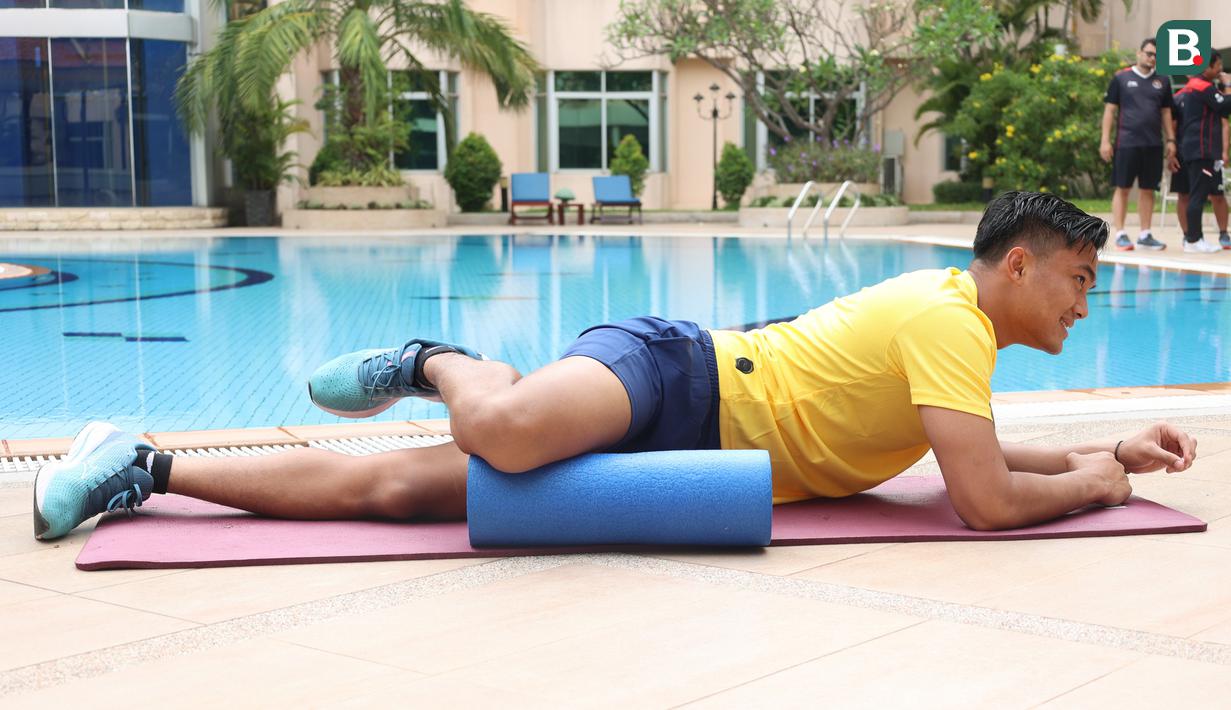 Penjaga gawang Timnas Indonesia U-22, Ernando Ari melakukan sesi latihan ringan di Hotel Phnom Penh, Kamboja, Minggu (30/4/2023). Latihan tersebut dilakukan dalam rangka mengembalikan kebugaran para pemain setelah pertandingan melawan Filipina di Grup A SEA Games 2023. (Bola.com/Abdul Azis)