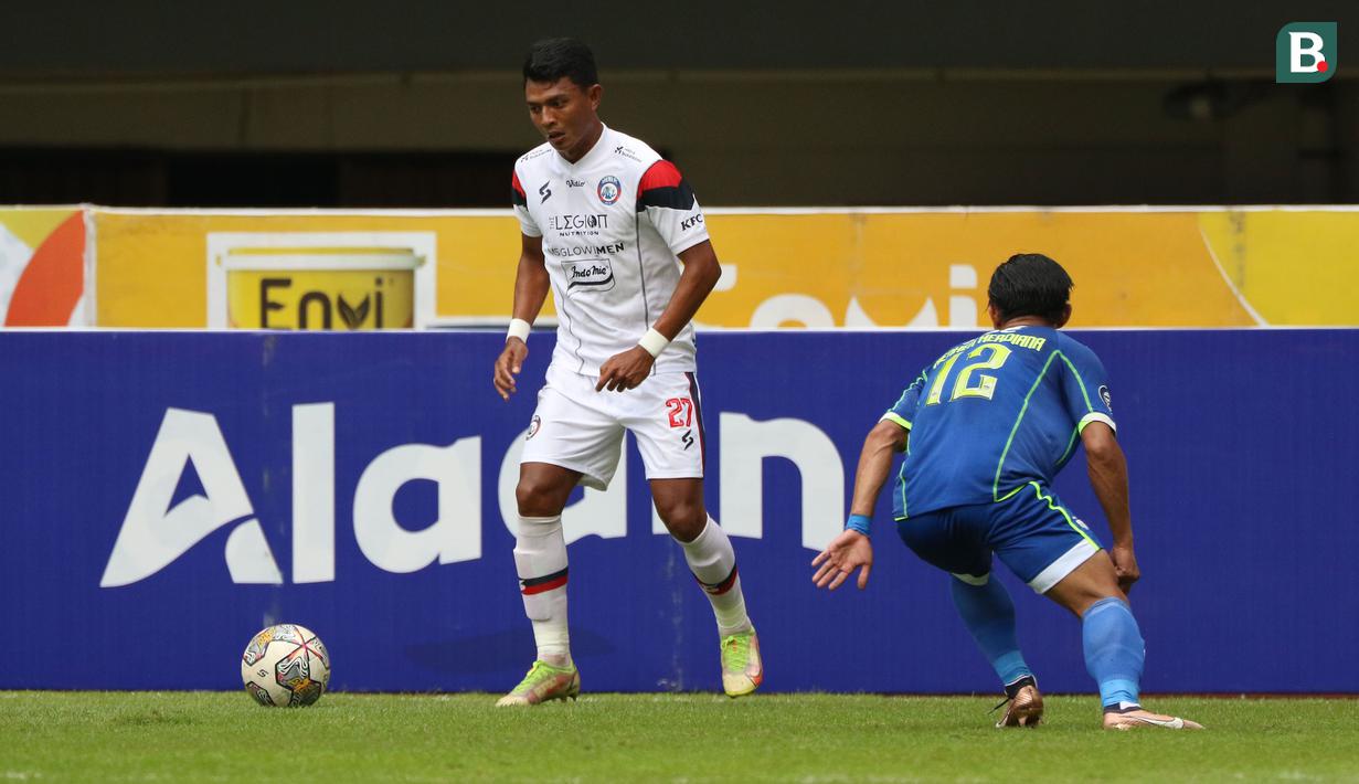 <p>Pemain Persib Bandung, Henhen Herdiana (kanan) berusaha mengadang pemain Arema FC, Dedik Setiawan pada pertandingan pekan ke-26 BRI Liga 1 2022/2023 yang berlangsung di Stadion Pakansari, Bogor, Kamis (23/2/2023). (Bola.com/Ikhwan Yanuar)</p>