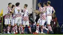 Para pemain Kroasia merayakan gol yang dicetak oleh Luka Modric ke gawang Yunani pada laga leg pertama playoff Piala Dunia 2018 di Stadion Maksimir, Kamis (9/11/2017). Kroasia menang 4-1 atas Yunani. (AP/Darko Bandic)