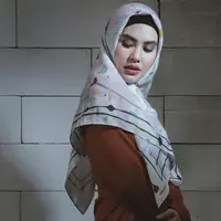 Kartika Putri dan perjalanannya mendapatkan hidayah. (Foto: Deki Prayoga, Busana:  @8wood, Hijab by @hijabtoday, Stylist: Indah, DI: Muhammad Iqbal Nurfajri/Bintang.com)