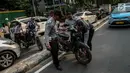 Petugas Dishub mengangkut sepeda motor saat melakukan penertiban parkir liar di atas trotoar kawasan KH Wahid Hasyim, Jakarta, Selasa (1/8). Penertiban dalam rangka Bulan Patuh Trotoar itu untuk mengembalikan fungsi trotoar. (Liputan6.com/Faizal Fanani)