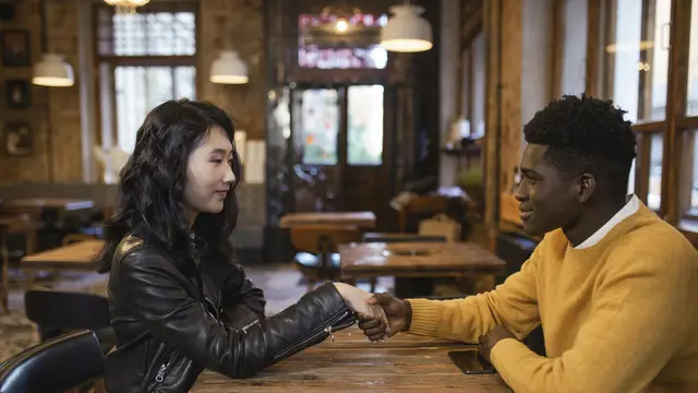 Lebih Banyak Mendengarkan Daripada Berbicara