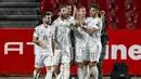 Para pemain Spanyol merayakan gol ke gawang Yunani yang dicetak striker Alvaro Morata (tengah) dalam laga Kualifikasi Piala Dunia 2022 Zona Eropa Grup B di Los Carmenes Stadium, Granada, Kamis (25/3/2021). Spanyol bermain imbang 1-1 dengan Yunani. (AP/Fermin Rodriguez)