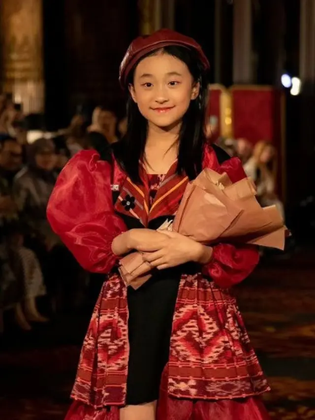 Chatrine Liu menunjukkan prestasi yang luar biasa di Front Row Paris 2023.