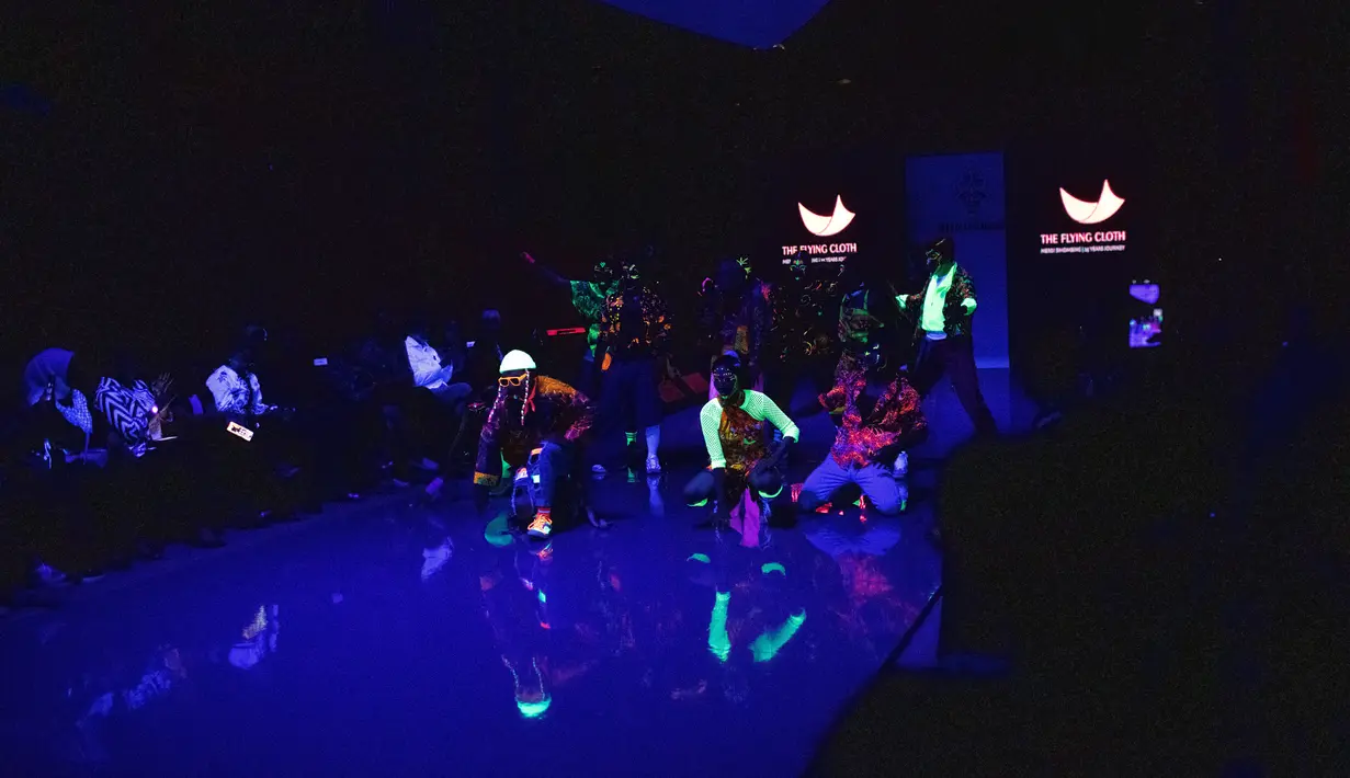 “Di balik busana glow in the dark ini, ada seniman-seniman Indonesia yang sering kali menjadi korban sistem beli putus, menjual karya mereka tanpa tahu apa yang terjadi setelahnya. Saya ingin menampilkan mereka dan mengatakan, ini lho, hasil karya kalian,” kata Merdi. [Dok/Merdi Sihombing].