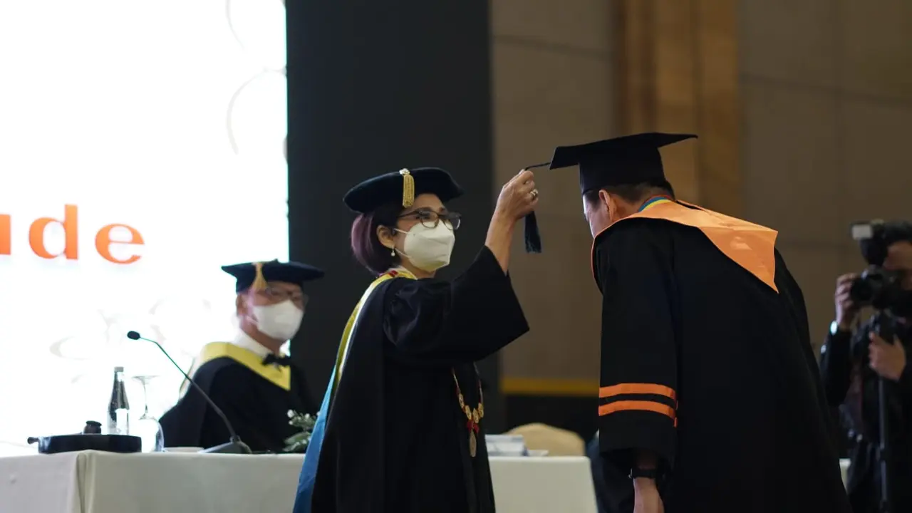 Ukrida menggelar upacara wisuda secara onsite kepada sejumlah 324 orang mahasiswa, Jumat, 18 November 2022, bertempat di Hotel Pullman, Central Park, Jakarta Barat.