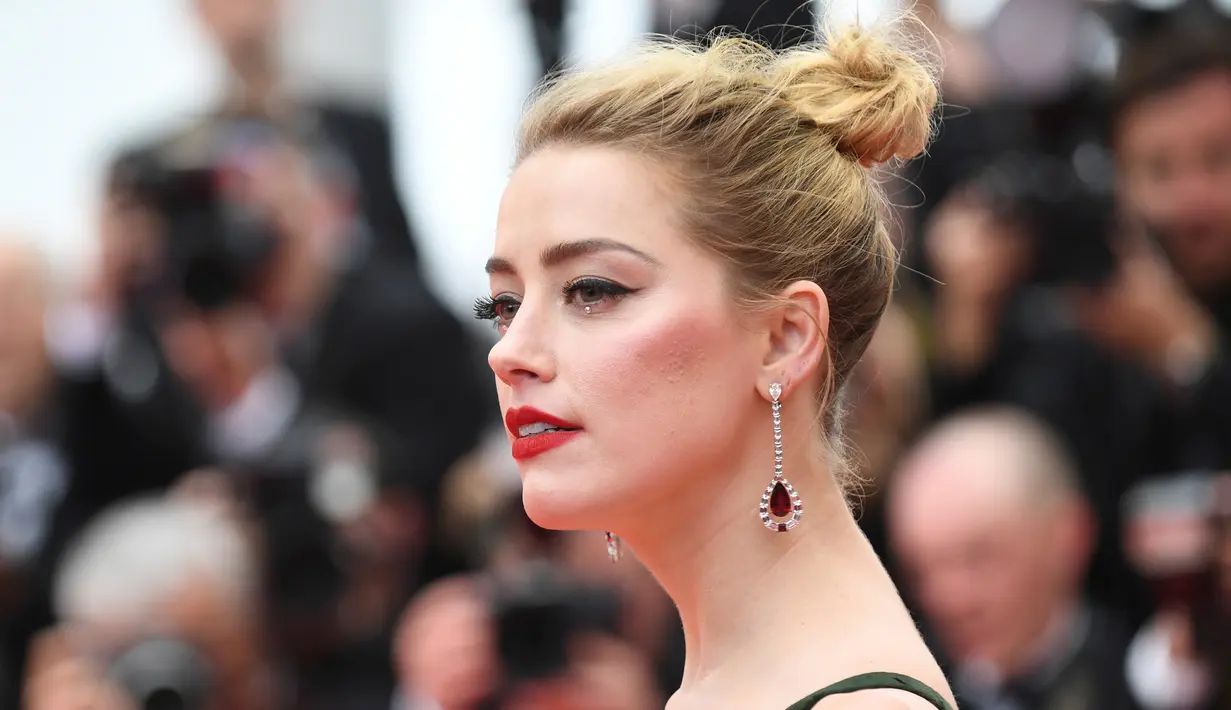 Aktris AS Amber Heard saat tiba pemutaran film "Sorry Angel (Plaire, Aimer et Courir Vite)" pada Festival Film Cannes ke-71 di Cannes, Prancis (10/5). Amber Heard tampil mengenakan gaun bermotif bunga. (AFP Photo/Loic Venance)