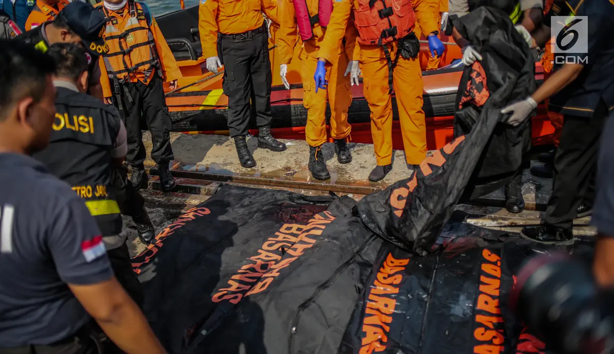 Sejumlah kantung jenazah terkait jatuhnya pesawat Lion Air JT 610 tiba di Posko Evakuasi, Tanjung Priok, Jakarta, Senin (29/10). Pesawat teregistrasi dengan PK-LQP dan berjenis Boeing 737 MAX 8. (Liputan6.com/Faizal Fanani)