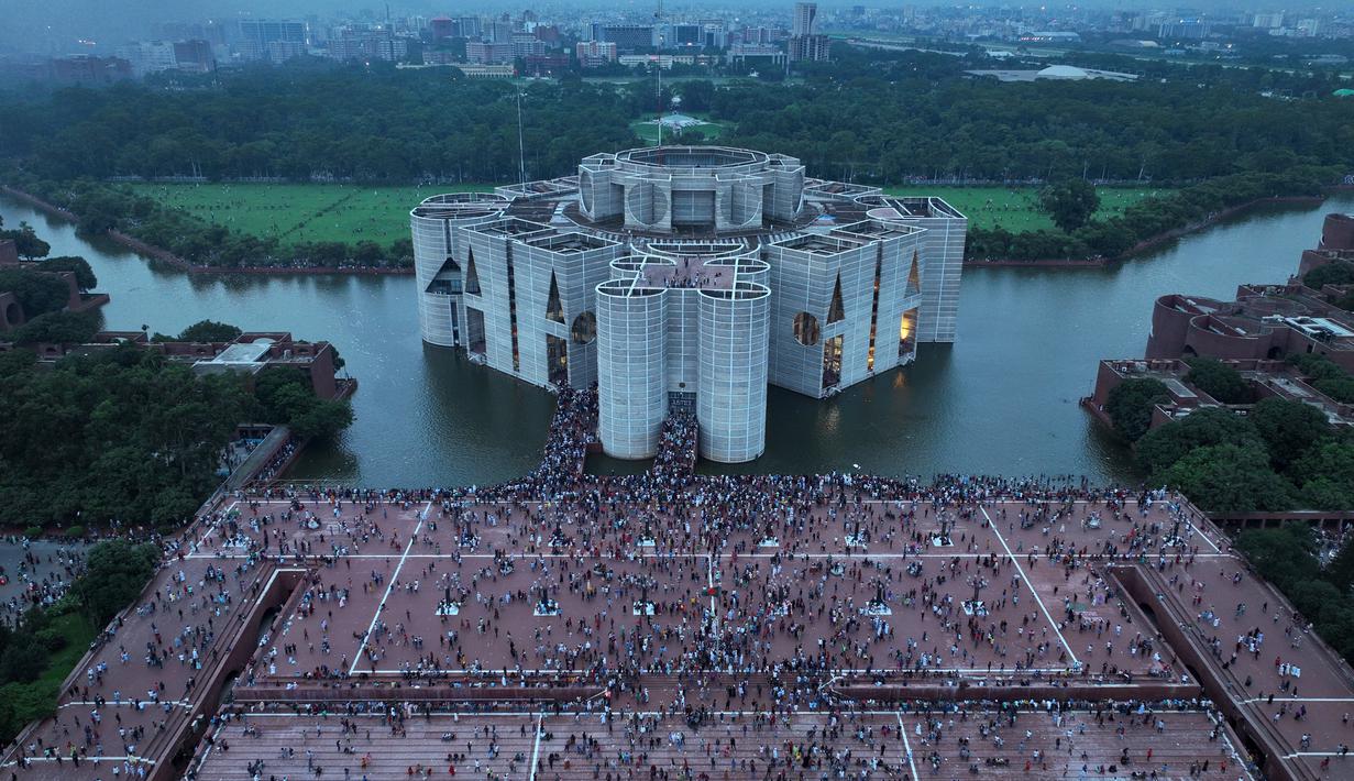 Sheikh Hasina mengundurkan diri dan meninggalkan negara itu setelah berminggu-minggu terjadi kekerasan anti-pemerintah yang menewaskan lebih dari 300 orang.  (AP Photo/Rajib Dhar)