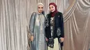 Baik Zaskia Sungkar Signature maupun Shi by Shireen, keduanya menampilkan ciri khas masing-masing dengan tetap mengedepankan kualitas dan estetika. Kehadiran para selebriti sebagai model semakin memperkuat branding kedua label tersebut. Hal ini menunjukkan kepercayaan diri Zaskia dan Shireen dalam menghadirkan koleksi yang berkualitas dan pantas dikenakan oleh figur publik. (Liputan6.com/IG/@shireensungkar)