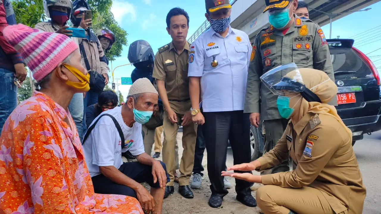 Alasan Warga Palembang Nekat Mengemis Sembako di Pinggir Jalan