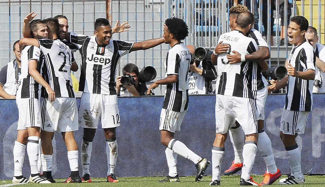 Para pemain Juventus merayakan gol saat melawan tuan rumah Empoli pada lanjutan Serie A Italia di Carlo Castellani Stadium, Empoli (2/10/2016). (EPA/Fabio Muzzi)