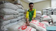 Petugas menyiapkan beras zakat fitrah yang dikumpulkan dan disalurkan di Masjid Istiqlal Jakarta, Selasa (7/5/2016). Masjid Istiqlal akan menyalurkan sekitar 20 ton beras ke beberapa yayasan dan warga miskin. (Liputan6.com/Helmi Fithriansyah)