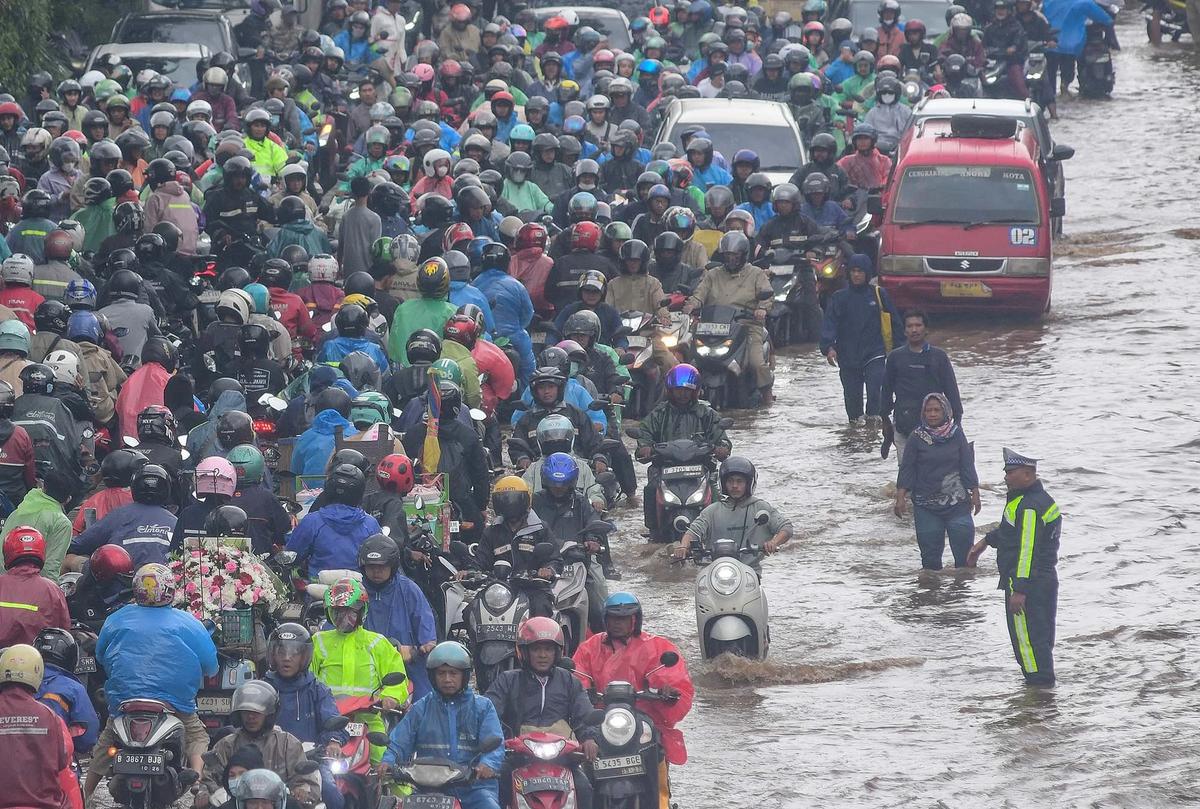 FOTO: Ratusan Pemotor Antre Menembus Banjir di Jalan Daan Mogot Jakbar