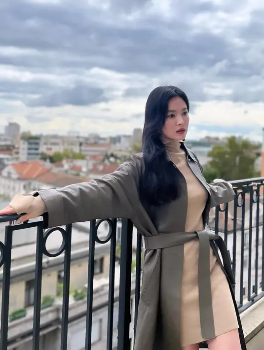 Hadir di show Fendi, Song Hye Kyo kenakan mini turtleneck berwarna cokelat. Dipadu dengan long coat cokelat keabuan sebagai aksen yang kontras [@kyo1122]