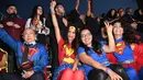 Sejumlah penggemar mengenakan kostum Superman dan Wonder Woman berpose saat menghadiri pemutaran perdana film Justice League di Dolby Theatre di Hollywood, California (13/11). (AFP Photo/Robyn Beck)