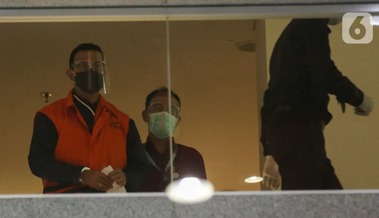 Menteri Sosial Juliari Batubara digiring petugas usai pemeriksaan di Gedung KPK, Jakarta, Minggu (6/12/2020). Juliari Batubara yang menyerahkan diri resmi ditahan KPK atas dugaan menerima suap terkait pengadaan bantuan sosial penanganan COVID-19 di Kementerian Sosial. (Liputan6.com/Johan Tallo)