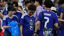Bagi masyarakat Jepang, menjaga kebersihan bukanlah tugas petugas kebersihan stadion semata, melainkan tanggung jawab moral setiap individu yang hadir di tempat tersebut. (AP Photo/Jessica Tobias)