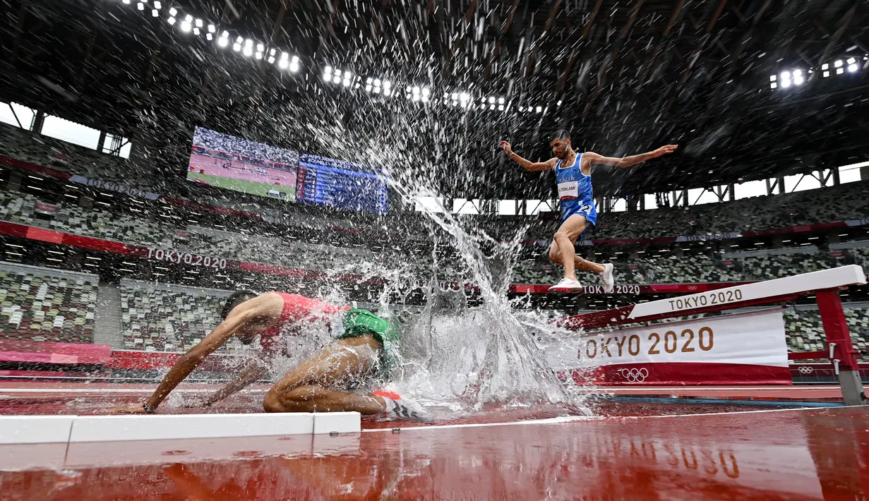 Atlet Maroko Mohamed Tindouft jatuh di samping atlet Italia Ala Zoghlami saat berlaga pada nomor lari halang rintang 3000m putra Olimpiade Tokyo 2020 di Stadion Olimpiade di Tokyo pada 30 Juli 2021. (Andrej ISAKOVIC / AFP)
