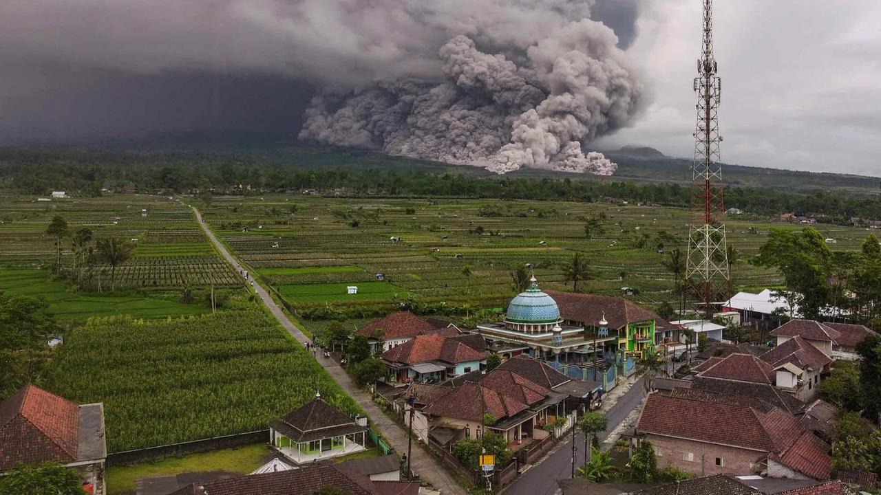 FOTO: Dahsyatnya Aliran Piroklastik Gunung Semeru di Tengah Status Awas