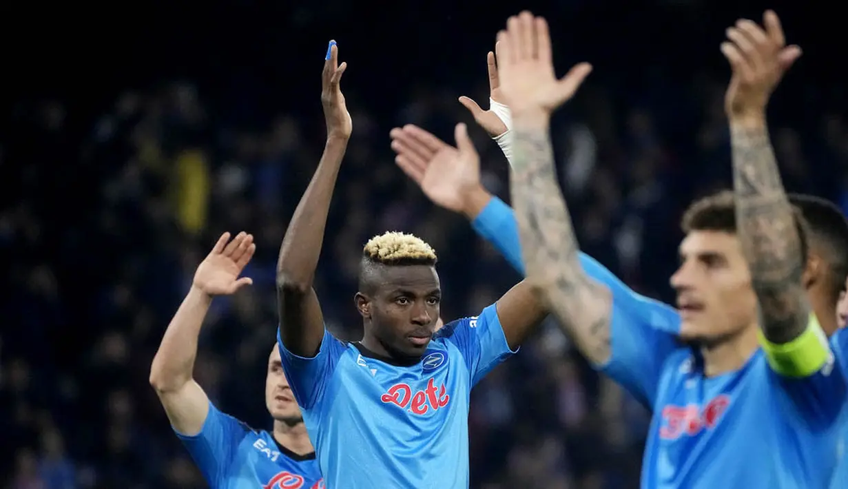 Pemain Napoli, Victor Osimhen, merayakan kemenangan atas Eintracht Frankfurt pada laga Liga Champions di Stadion Diego Armando Maradona, Kamis (16/3/2023). Napoli menang dengan skor 3-0. (AP Photo/Gregorio Borgia)