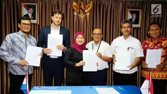 Kepala Departemen Ekonomi Kedubes Belanda, dan Deputi Bidang Koordinasi Kedaulatan Maritim foto bersama usai MoU Riset Implementasi River Clean Up di DKI Jakarta, Kamis (26/4). (Liputan6.com/Pool/Dadang)