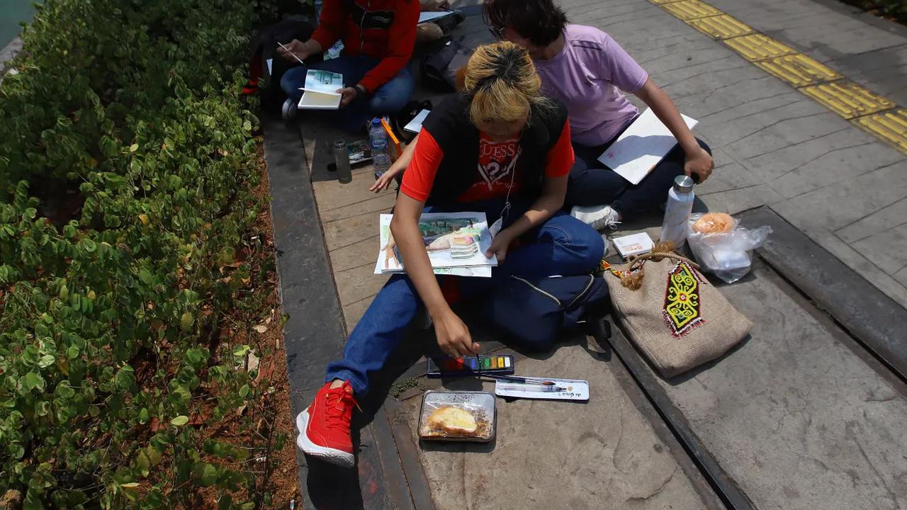 Mahasiswa Fakultas Seni Rupa Desain IKJ menggelar praktek luar ruang di kawasan Sarinah Jakarta, Selasa (10/10/2023). FSRD IKJ jadi tempat paling tepat bagi mahasiswa yang memiliki bakat untuk berkreasi menjadi seorang perancang maupun desainer.