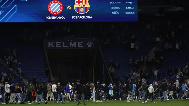 Momen Suporter Espanyol Invasi Lapangan Saat Barcelona Pesta Juara LaLiga Spanyol