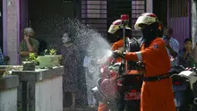 Tim walung kadung di Surabaya semprotkan disinfektan di permukiman warga (Foto: Liputan6.com/Dian Kurniawan)