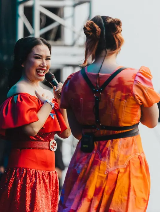 Berduet dengan sang putri di atas panggung, Titi DJ mengenakan gaun serupa berwarna merah [instagram/hitcjakarta]