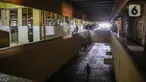 Petugas Pemadam Kebakaran menyemprotkan cairan disinfektan di Pasar Kebayoran Lama, Jakarta Selatan, Kamis (18/6/2020). Pasar Kebayoran Lama ditutup sementara selama tiga hari mulai hari ini, 18-20 Juni 2020 untuk sterilisasi usai 14 pedagang dinyatakan positif COVID-19. (Liputan6.com/Faizal Fanani)